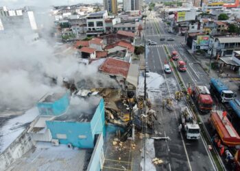 Incêndio atinge loja de eletrônicos na Avenida Hermes Fontes e desaba