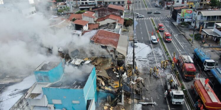 Incêndio atinge loja de eletrônicos na Avenida Hermes Fontes e desaba
