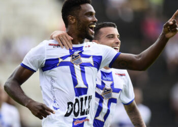 Bruno Mezenga surpreende e pode fechar com gigante paulista