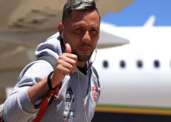 Diego Alves, ex-Flamengo, pode pintar com as cores de gigante brasileiro para o Brasileirão