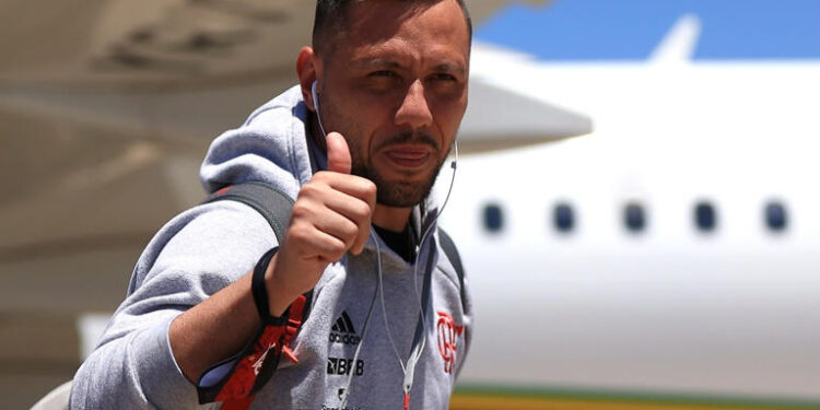 Diego Alves, ex-Flamengo, pode pintar com as cores de gigante brasileiro para o Brasileirão