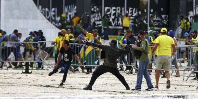 Supremo começa a julgar se acusados por ataques golpistas de 8/1 se tornam réus