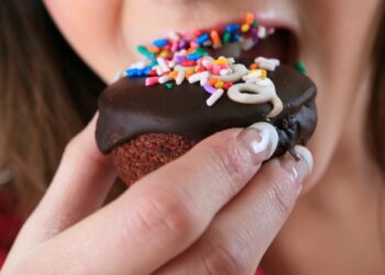 Ingestão excessiva de açúcar causa 45 efeitos negativos à saúde, aponta estudo