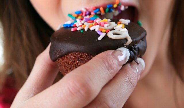 Ingestão excessiva de açúcar causa 45 efeitos negativos à saúde, aponta estudo