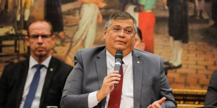 Deputados da oposição enviam pedido de prisão de Dino à PGR