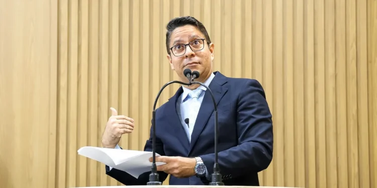 Ricardo Marques alerta sobre estrutura do Terminal Leonel Brizola e pede reforma urgente