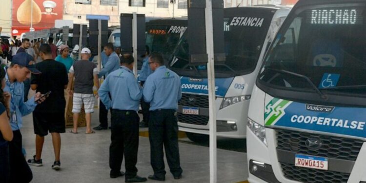 Feriadão terá reforço na frota de ônibus e fiscalização será intensificada pelo DER