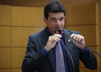 Deputado Paulo Júnior cobra política de habitação para Sergipe