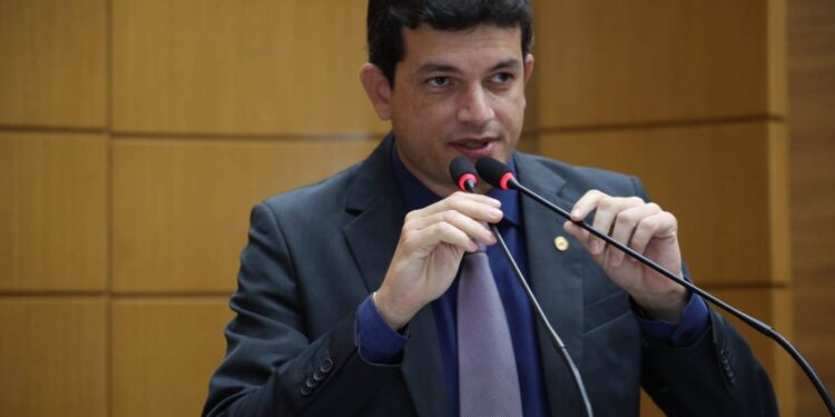 Deputado Paulo Júnior cobra política de habitação para Sergipe
