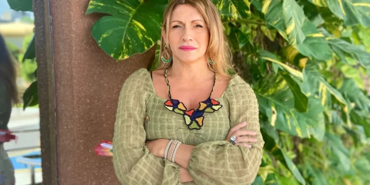 Deputada Linda Brasil volta a denunciar situação de intérpretes de libras do Estado. “Um verdadeiro descaso”, disse