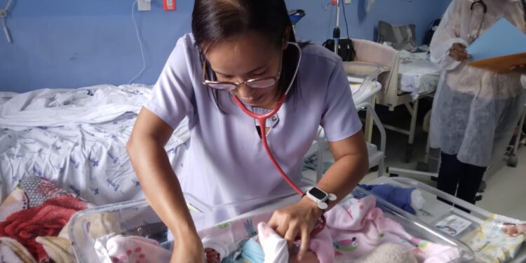 Bebês prematuros contam com cuidado intensivo de neonatologistas em maternidade de alto risco