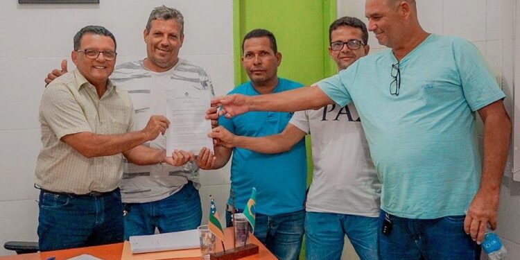 Avanço para trabalhadores: Prefeito Alberto Macedo sanciona Projeto de Lei que cria auxílio emergencial para taxistas