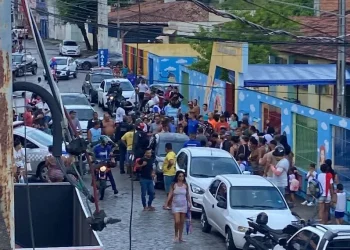 Homem é assassinado com vários tiros em frente a uma escola no Bairro São Carlos, em Aracaju