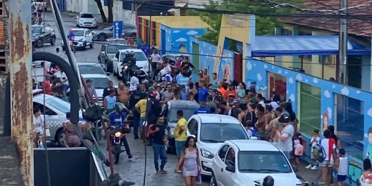 Homem é assassinado com vários tiros em frente a uma escola no Bairro São Carlos, em Aracaju