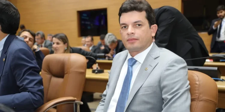 Paulo Júnior protocola projetos que dão garantias às mulheres e gratuidade de transporte