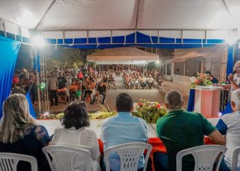 Prefeito Alberto Macedo entrega escrituras de imóveis para 100 famílias da Barra dos Coqueiros