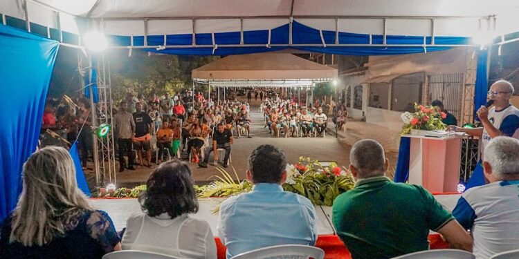Prefeito Alberto Macedo entrega escrituras de imóveis para 100 famílias da Barra dos Coqueiros