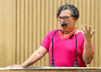 Ângela Melo comemora sanção de leis de proteção à mulher e suspensão de cronograma do novo ensino médio 