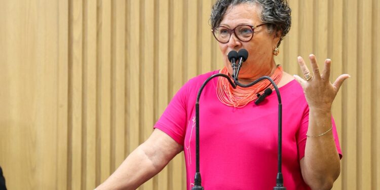 Ângela Melo comemora sanção de leis de proteção à mulher e suspensão de cronograma do novo ensino médio 