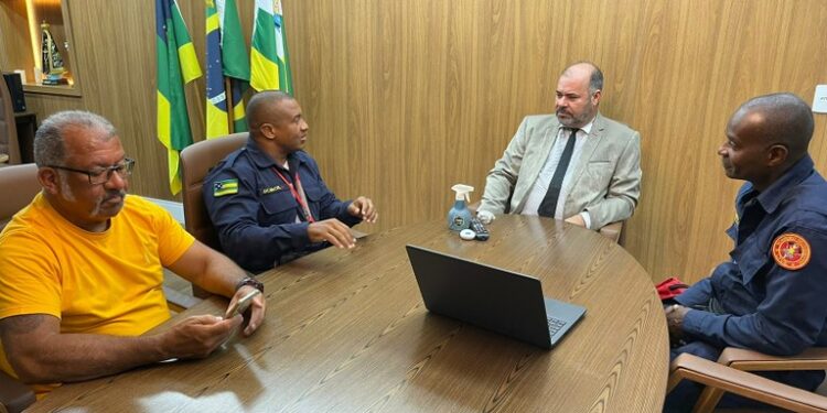 Isac e bombeiros civis querem levar informações de primeiros socorros a comunidades carentes