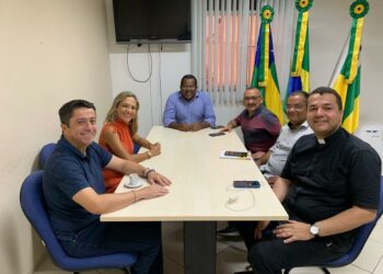 Vereadores representam a Frente Parlamentar Católica em reunião na prefeitura de Aracaju