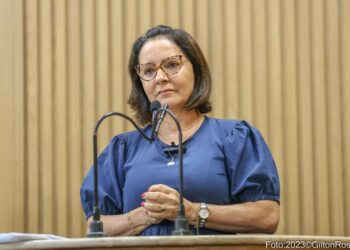 ”Só Edvaldo tem coragem de inaugurar uma maternidade em que o PSS foi feito com diversas irregularidades”, afirma Emília