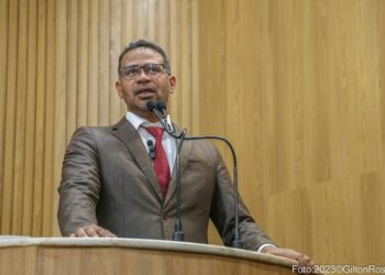Vereador Byron cobra melhorias na praça Oswaldo Mendonça, no Bugio