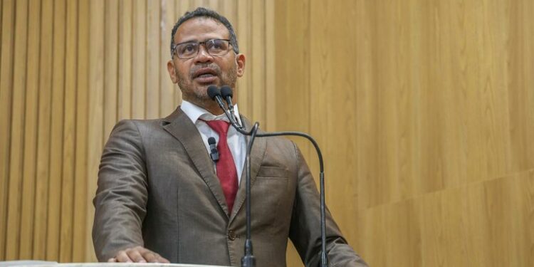 Vereador Byron cobra melhorias na praça Oswaldo Mendonça, no Bugio