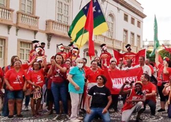 Ângela Melo participa da Marcha em Defesa da Educação e reafirma compromisso com pautas da escola pública