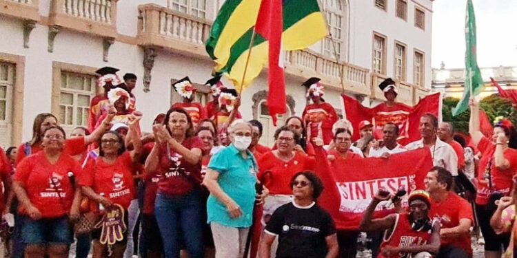 Ângela Melo participa da Marcha em Defesa da Educação e reafirma compromisso com pautas da escola pública