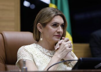 Jeferson Andrade emociona Linda Brasil ao passar a presidência da Sessão
