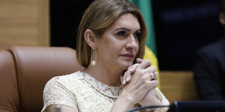 Jeferson Andrade emociona Linda Brasil ao passar a presidência da Sessão