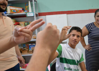 Colégio Estadual 11 de Agosto oferece ensino bilíngue para pessoas surdas
