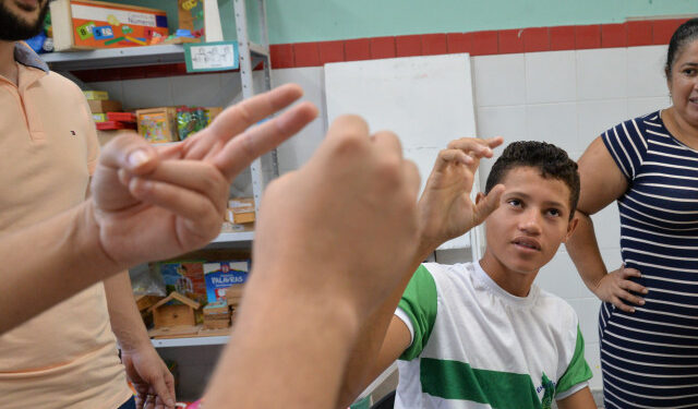 Colégio Estadual 11 de Agosto oferece ensino bilíngue para pessoas surdas