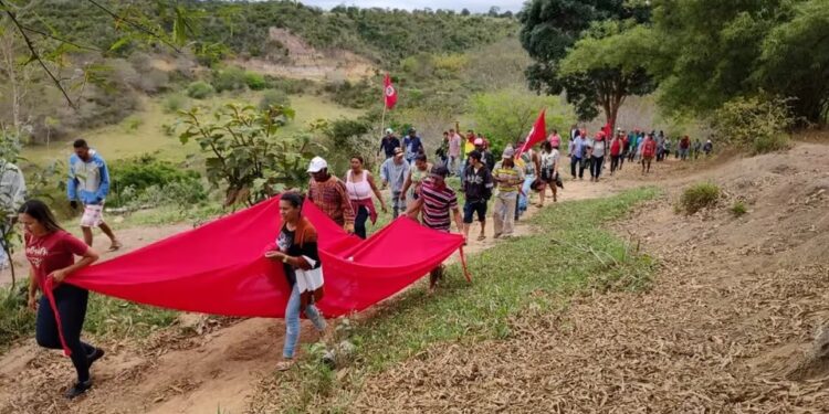 MST ocupa propriedade da Embrapa e 3 sedes do Incra