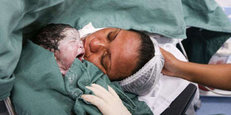 Primeiro bebê a nascer na Maternidade Lourdes Nogueira é uma menina
