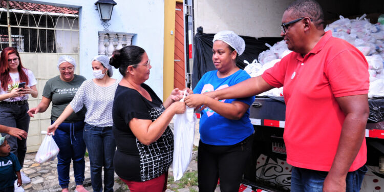 Prefeitura de São Cristóvão realiza entrega de peixes para a Semana Santa