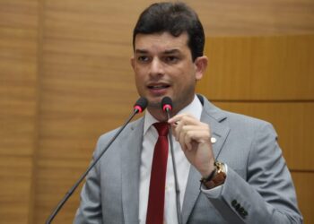 Paulo Júnior apresenta projeto para emissão de certidões em braile