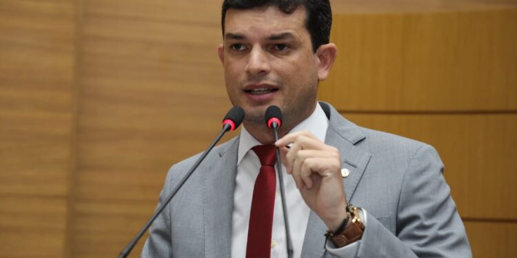 Paulo Júnior apresenta projeto para emissão de certidões em braile