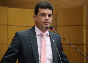 Paulo Júnior defende debate com secretaria de Educação, psicólogos e assistentes sociais sobre Programa Acolher