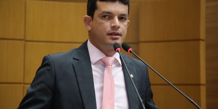 Paulo Júnior defende debate com secretaria de Educação, psicólogos e assistentes sociais sobre Programa Acolher