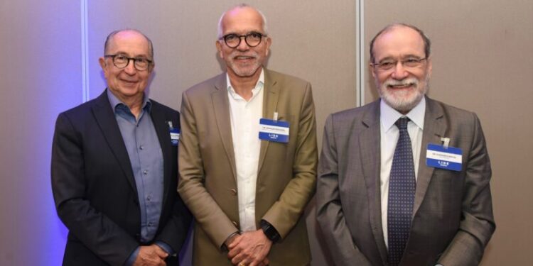 Ao lado de especialistas, prefeito Edvaldo faz palestra a empresários sobre reforma tributária