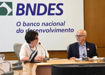 Edvaldo reúne com diretoria do BNDES e apresenta demandas de cidades