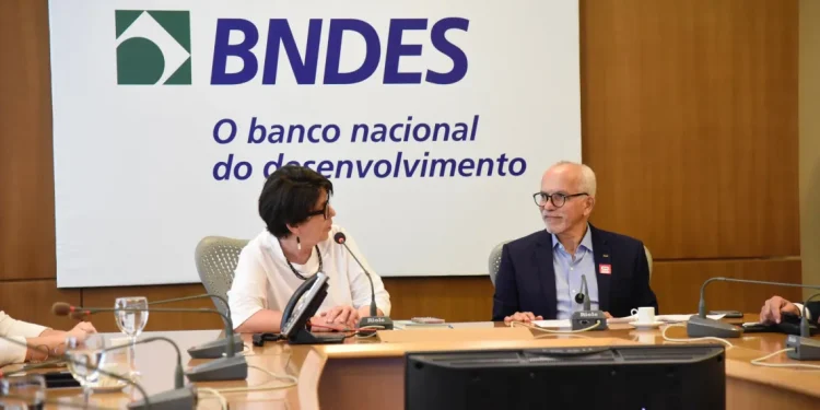 Edvaldo reúne com diretoria do BNDES e apresenta demandas de cidades