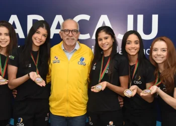 Edvaldo recepciona seleção de ginástica rítmica que venceu etapa da Copa do Mundo