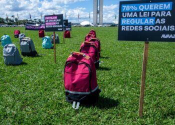 Ato no gramado do Congresso lembra vítimas de ataques em escolas