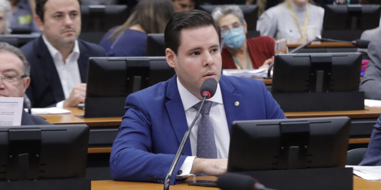 Requerimento Aprovado: Rodrigo Valadares cobra explicações do presidente da Apex sobre declarações feitas na China