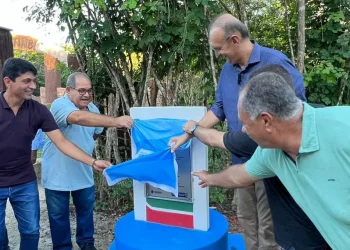 Salgado inaugura pavimentação granítica no Povoado Timbó