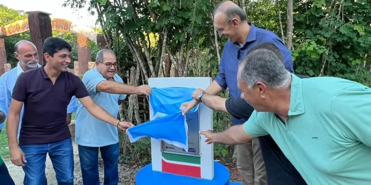 Salgado inaugura pavimentação granítica no Povoado Timbó