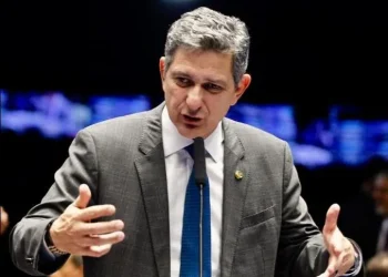 Rogério Carvalho critica distribuição de dinheiro e diz que “o povo sergipano é trabalhador e merece emprego, não esmolas”